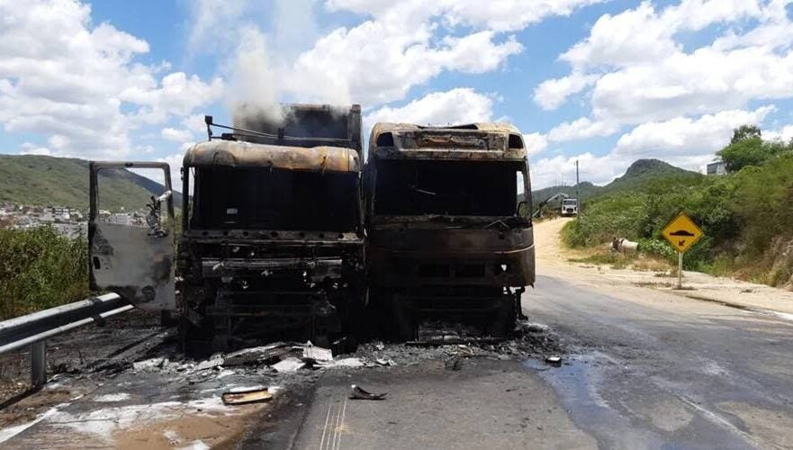 Caminhões pegam fogo após colidirem na BR-232, em Arcoverde (PE)