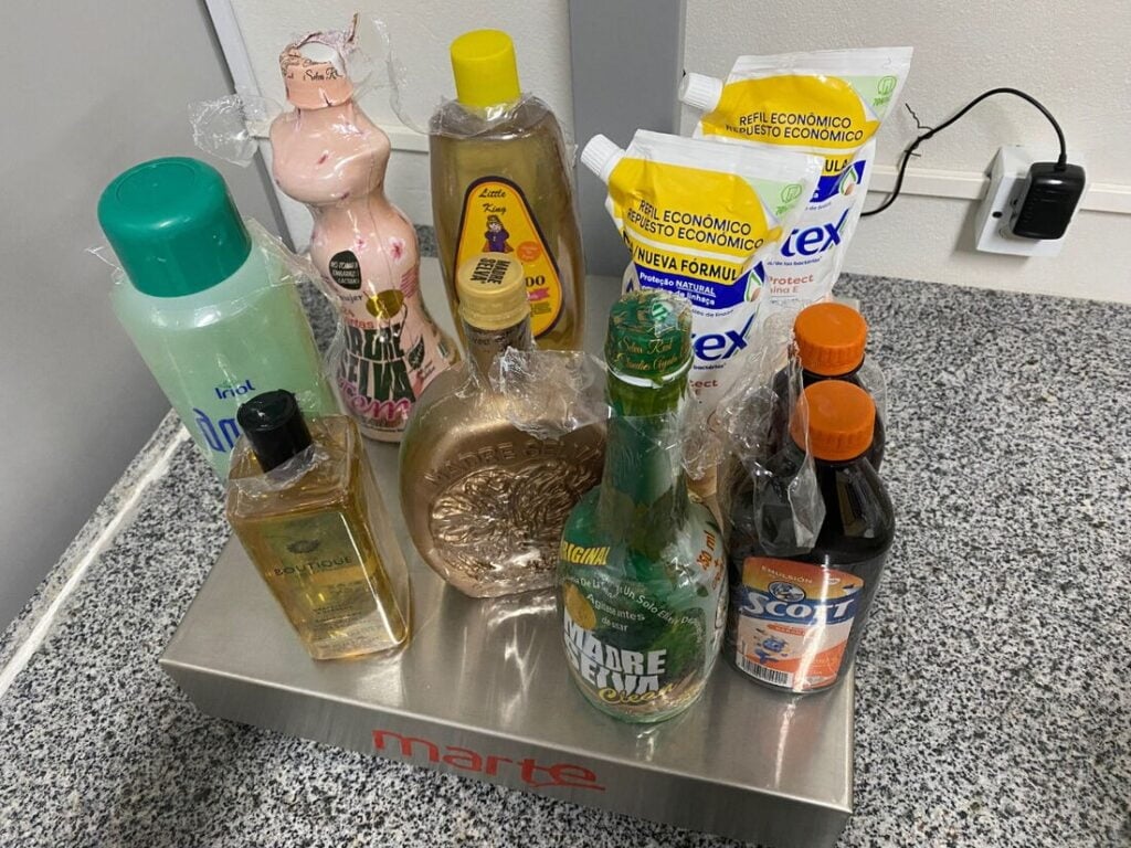 Boliviano é preso no Aeroporto do Recife com cocaína líquida escondida em frascos de cosméticos Boliviano é preso no Aeroporto do Recife com cocaína líquida escondida em frascos de cosméticos