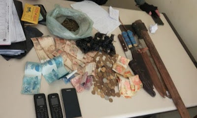 Polícia prende três homens em Lagoa Grande (PE) e apreendem moto, drogas, facas, munição e dinheiro