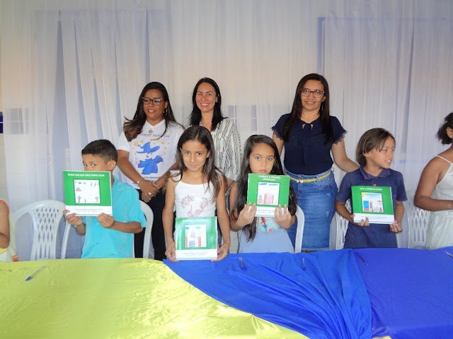 Alunos da Escola Municipal Itamar Leite participantes do Projeto Estante Mágica lançam os próprios livros em tarde de autógrafos em Petrolândia-PE [Vídeo e Fotos]