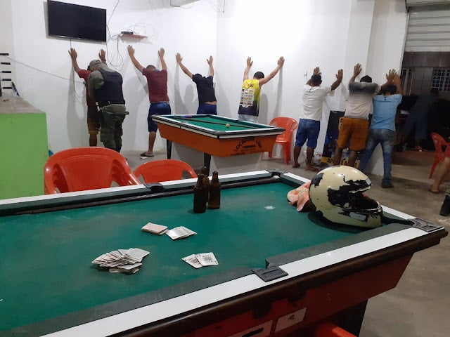 PM detém 11 pessoas por descumprimento de decreto estadual contra a Covid-19 e prática de jogo de azar em Petrolândia (PE)