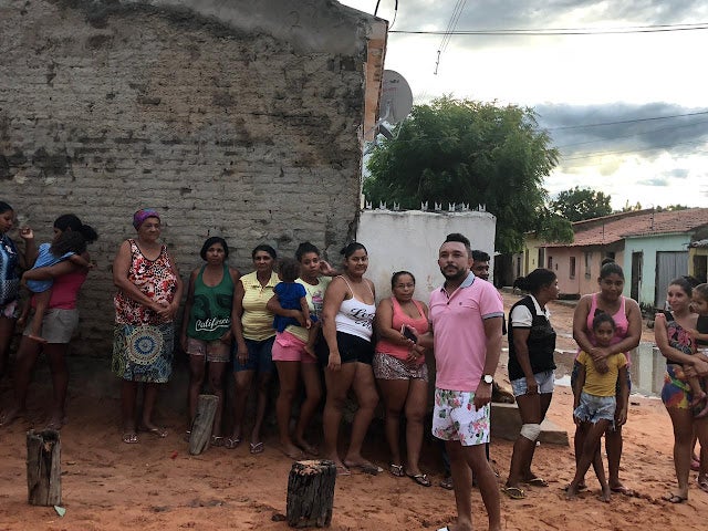 Após Live “Afasta o Sofá da Sala”, cantores Fabiano e Antuérpia de Ibimirim, realizam entrega de cestas básicas a famílias carentes [Vídeo e Fotos]