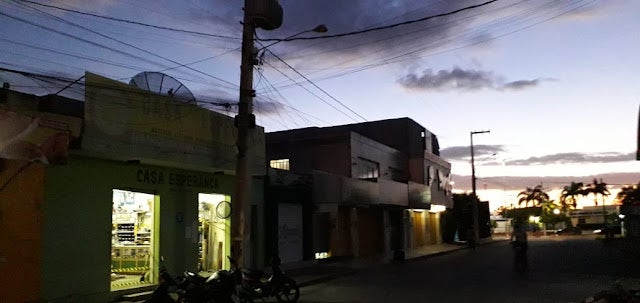 Comerciantes reclamam de rua escura no Centro de Petrolândia, PE