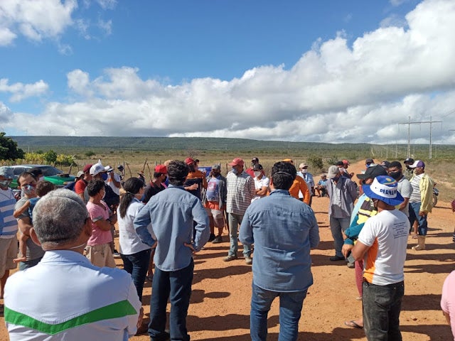 Em manifestação por empregos e indenizações, moradores bloqueiam acesso do Assentamento Antônio Conselheiro I, entre a zona rural de Tacaratu e Petrolândia