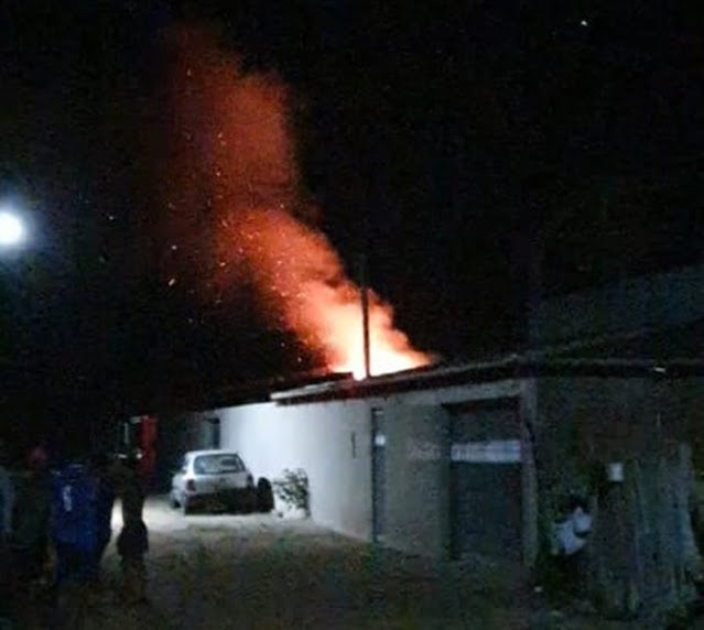 Casa pega fogo e incêndio mobiliza bombeiros em Petrolândia, Sertão de PE