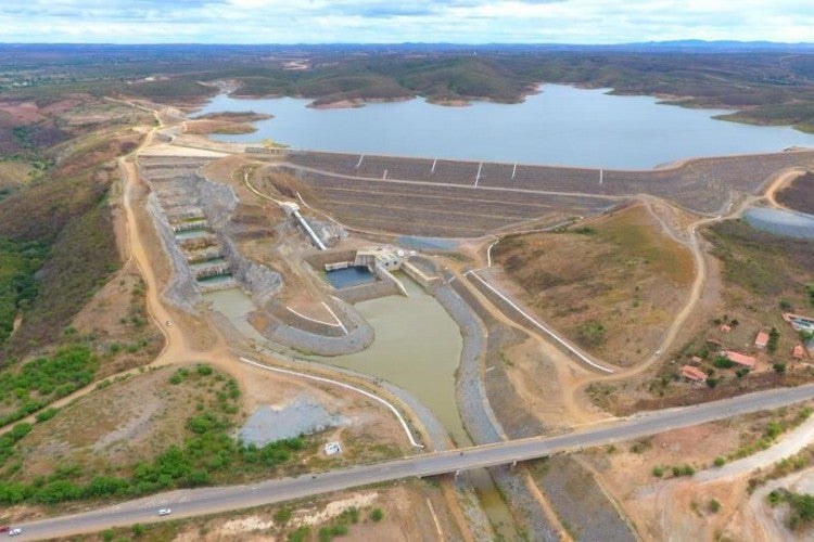 Tubulação de barragem que recebe água da transposição se rompe no Ceará; veja vídeo