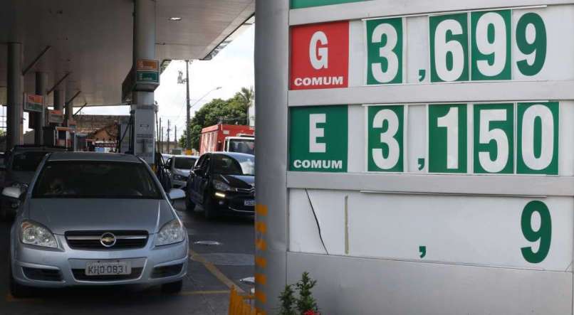 Com menos carros na rua por causa de coronavírus, preço da gasolina cai no Recife