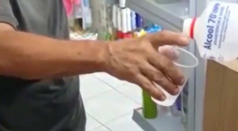 Balconistas de farmácia no interior de Pernambuco induzem idoso a ingerir álcool 70%