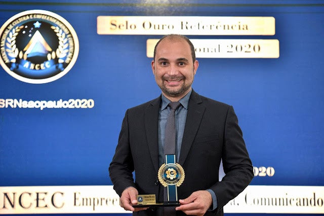Petrolândia: Em São Paulo, Dr. Fabiano Oliveira (Advogado) recebeu troféu e certificado de reconhecimento nacional por profissionalismo