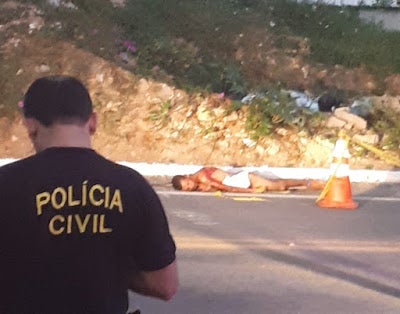 Homem sem roupas foi assassinado a tiros na BR-424 em Garanhuns, no Agreste de Pernambuco.