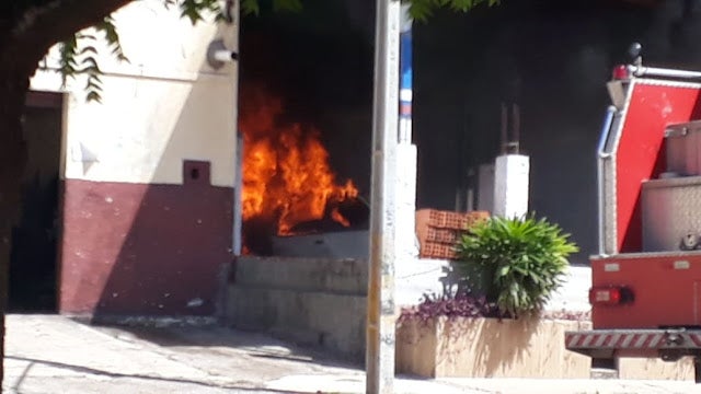Carro pega fogo em oficina e causa incêndio, em Petrolândia, no Sertão de PE