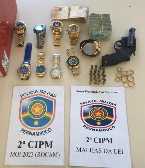 Cabrobó: Policiais da 2ª CIPM prendem homem com arma de fogo e veiculo com restrição