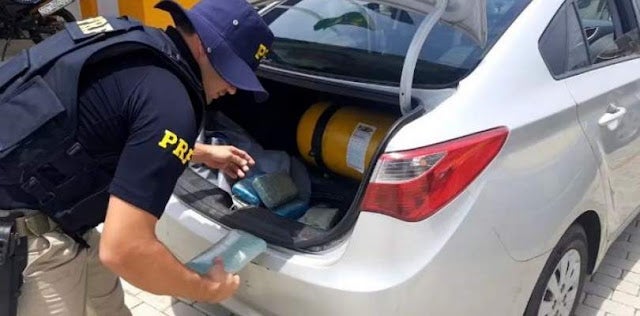 Dupla é presa transportando 30 kg de maconha em Paulo Afonso; veja vídeo