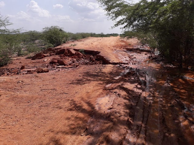 Petrolândia/Ibimirim: Erosão causa abertura de cratera nas proximidades da agrovila 08 na BR-110, Reta do Mirim [Vídeo]