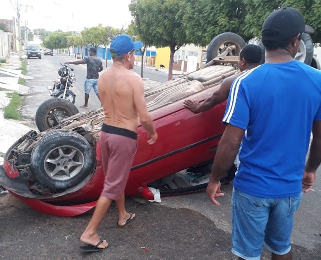 Carro capota no centro de Petrolândia, no Sertão de PE