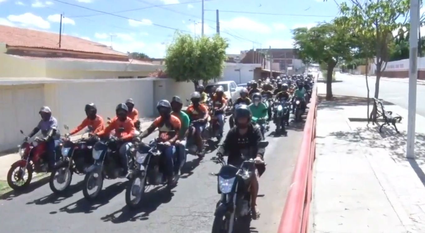 Mototaxistas de Serra Talhada protestam pedindo volta das atividades