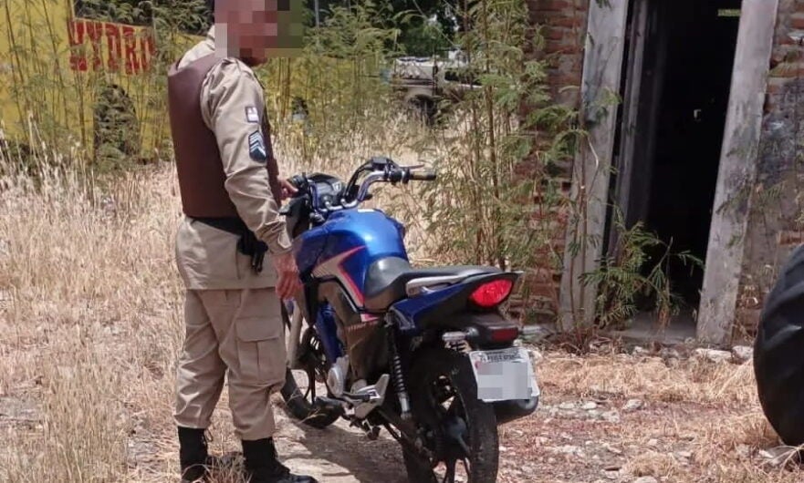 Moto furtada é encontrada em terreno baldio em Paulo Afonso