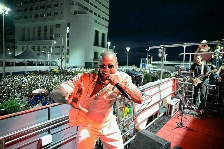 Léo Santana ultrapassa Gusttavo Lima e torna-se o cantor brasileiro mais ouvido no Spotify