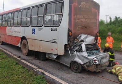Motorista morre após carro entrar debaixo de ônibus em Minas Gerais