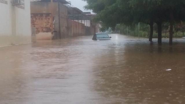 Chuva forte alaga centro de Lagoa Grande-PE e dificulta o trânsito