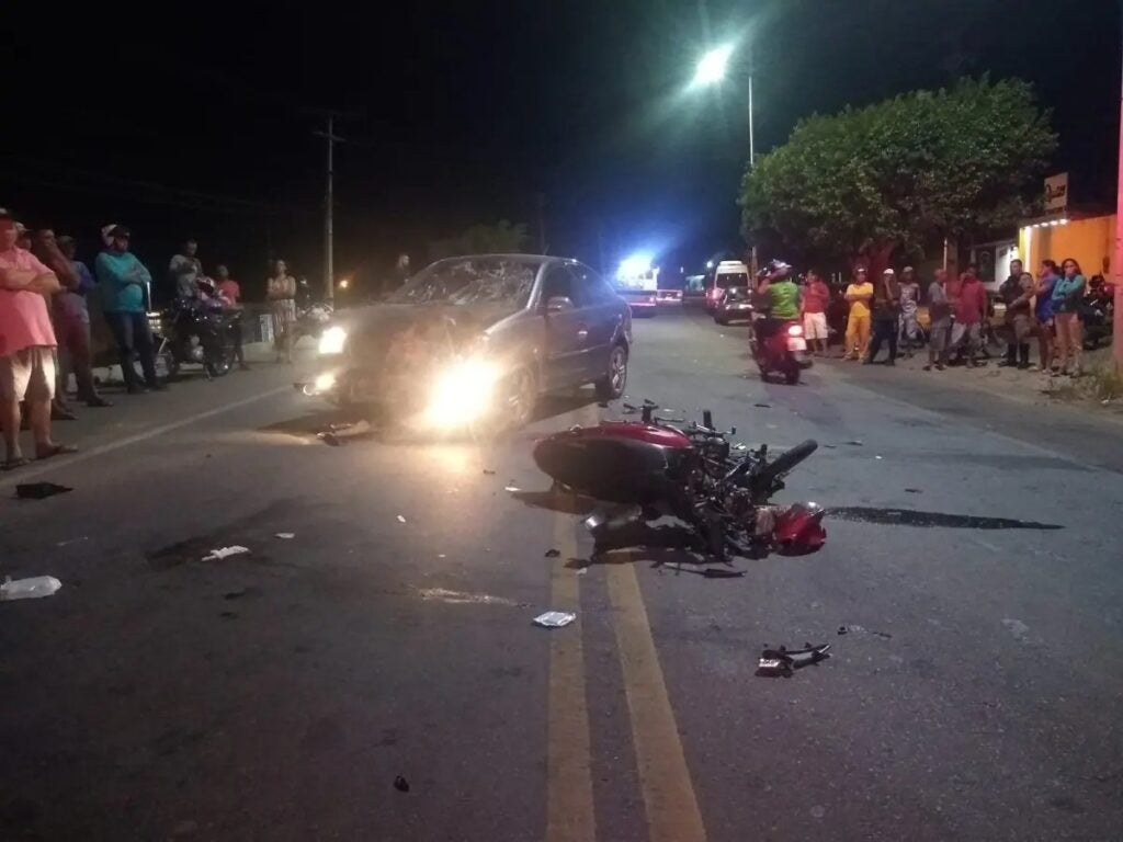 Mulher de 24 anos fica ferida após colisão entre moto e carro na BA-210 em Paulo Afonso/BA Mulher de 24 anos fica ferida após colisão entre moto e carro na BA-210 em Paulo Afonso/BA