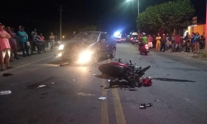 Mulher de 24 anos fica ferida após colisão entre moto e carro na BA-210 em Paulo Afonso/BA