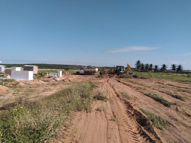 Prefeitura intensifica limpeza no Cemitério Municipal de Petrolândia (PE)