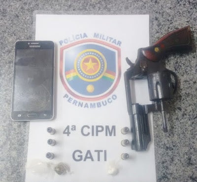 Dupla de suspeitos é presa com arma e drogas em carro de passeio em Petrolândia, no Sertão de PE