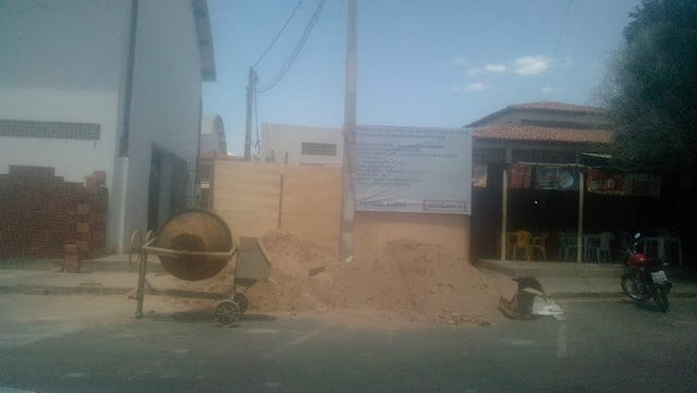 Bronca: Comerciantes do Mercado Público de Petrolândia, reclamam de canteiro de obra improvisado na frente de uma das entradas do prédio