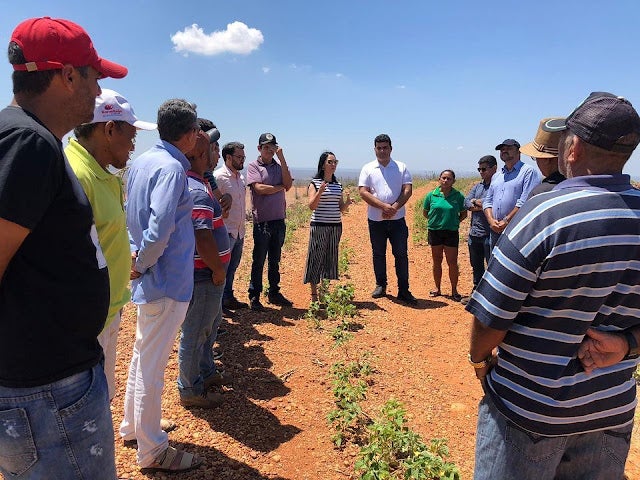 Representantes da Secretaria de Desenvolvimento Agrário do Estado, discutem melhorias para o abastecimento humano na zona rural de Petrolândia