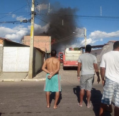 Incêndio atinge casa e mobiliza bombeiros em Petrolândia, PE