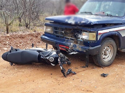 Jovem fica gravemente ferido ao colidir de moto contra D-20 na zona rural de Salgueiro (PE)