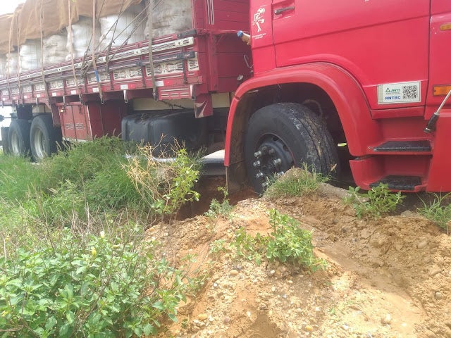 Caminhão fica preso em buraco após asfalto ceder na BR-316, em Petrolândia, no Sertão de PE