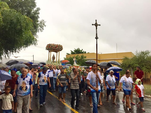 Embaixo de chuva, centenas de pessoas participam da abertura da Festa de Nossa Senhora da Saúde em Tacaratu, PE