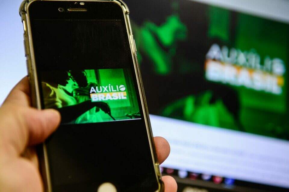 Auxílio Brasil sobe para R$ 415 e concretiza mudanças do Senado Auxílio Brasil sobe para R$ 415 e concretiza mudanças do Senado