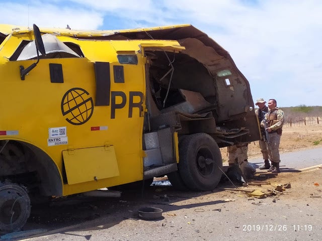 Grupo armado rende seguranças, explode carro-forte e rouba malotes de dinheiro em rodovia da Bahia
