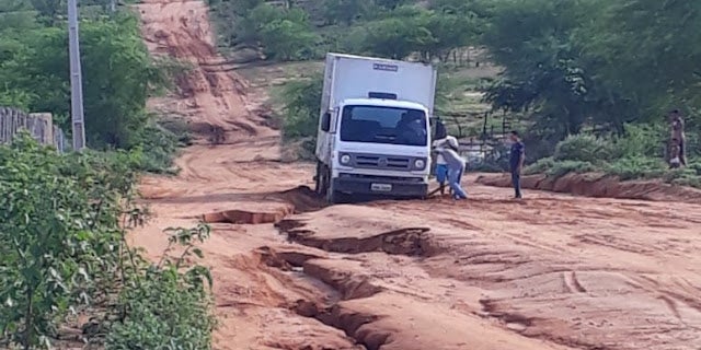 Após fortes chuvas moradores clamam a Prefeitura de Tacaratu, melhoria em estrada rural por conta de péssimas condições [Fotos e Vídeo]