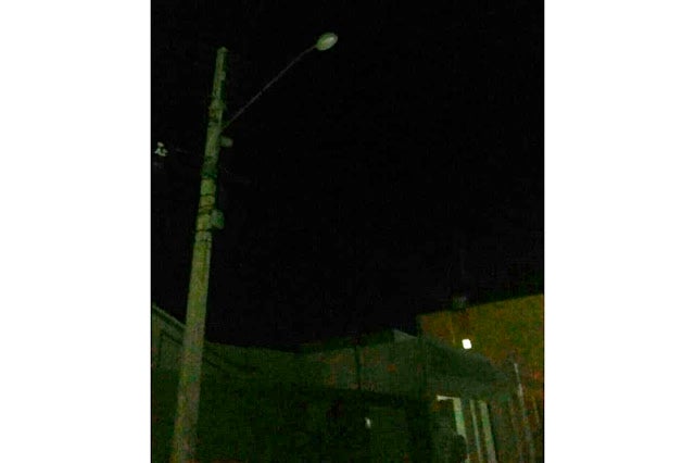 Moradores reclamam de falta de iluminação pública em rua da quadra 03, em Petrolândia (PE)