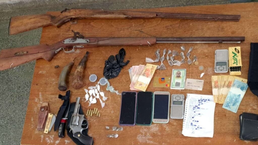 Policiais Militares durante operação apreende drogas, armas de fogo, celulares, dinheiro e prende dois suspeitos no Distrito de Caraibeiras em Tacaratu, no Sertão de Pernambuco
