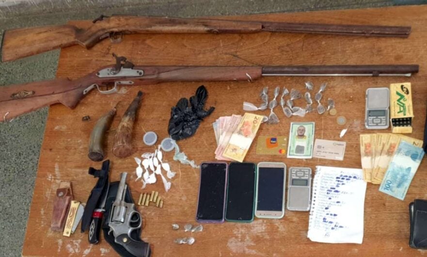 Policiais Militares durante operação apreende drogas, armas de fogo, celulares, dinheiro e prende dois suspeitos no Distrito de Caraibeiras em Tacaratu, no Sertão de Pernambuco