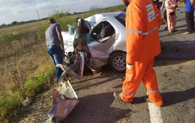 Bahia: Acidente entre carro e caminhão cegonha deixa 4 mortos na BR-116