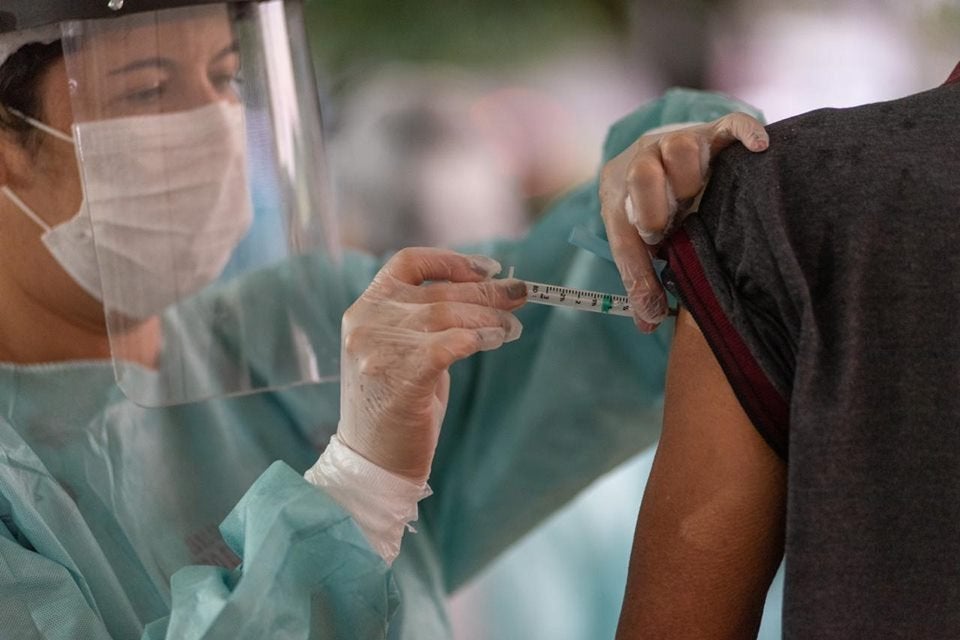Aplicação de vacina contra Covid-19 no Brasil começará por grupos de risco