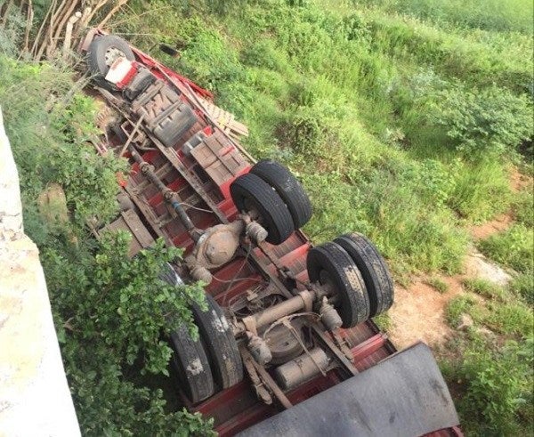 Motorista perde o controle da direção e caminhão cai em ribanceira em Trindade, PE Motorista perde o controle da direção e caminhão cai em ribanceira em Trindade, PE
