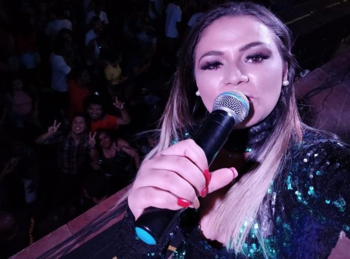 Cantora de forró Andreia Ribeiro morre após passar mal em show