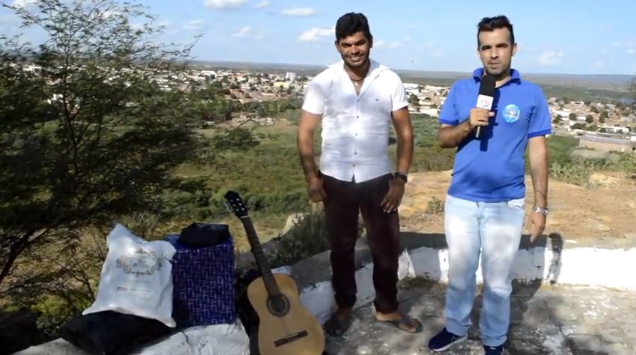 Solidariedade: Cantor Danilo Picolezeiro de Petrolândia, ganha violão, caixa de som amplificada, roupas e calçados [Vídeo]