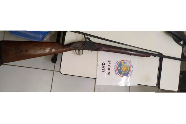 Polícia Militar detém homem de 30 anos com espingarda, na zona rural de Tacaratu (PE)