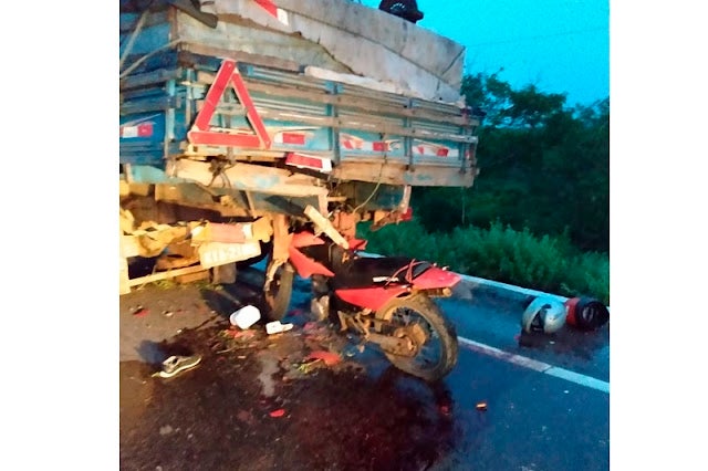 Motociclista morre após colidir na traseira de caminhão na BR-316, em Petrolândia, no Sertão de PE