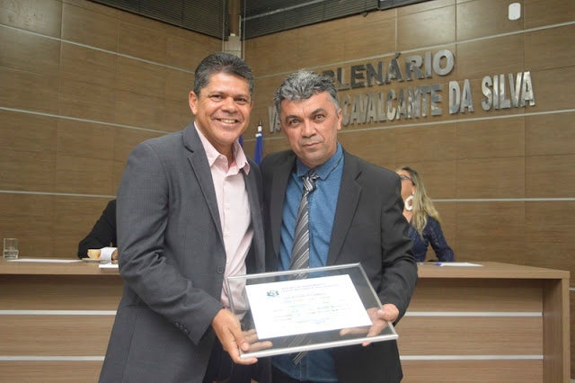 Empresário Jubileu Rodrigues proprietário do Plano Funerário Jubileu de Ouro recebe Título de Cidadão de Petrolândia