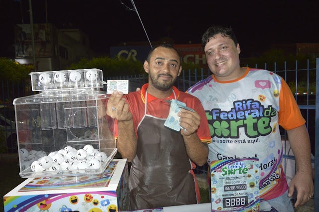 Com apenas 2 reais, 1º Ganhador da Rifa Federal da Sorte recebe R$500,00 na hora, após sorteio no Centro de Petrolândia-PE [Fotos e Vídeo]