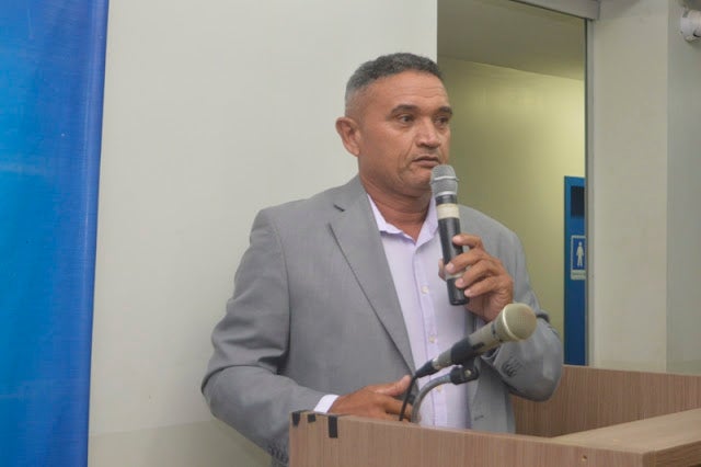 “É uma tristeza, a saúde de Petrolândia, a educação está jogada às traças, infelizmente é o que acontece”. declara Vereador Zé Pezão em discurso no Plenário da Câmara [Vídeo]